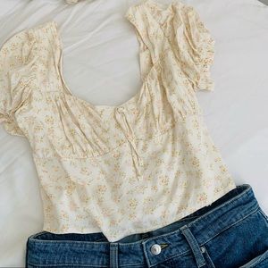 UO Cassia Peasant Puff Sleeve Floral Crop Top